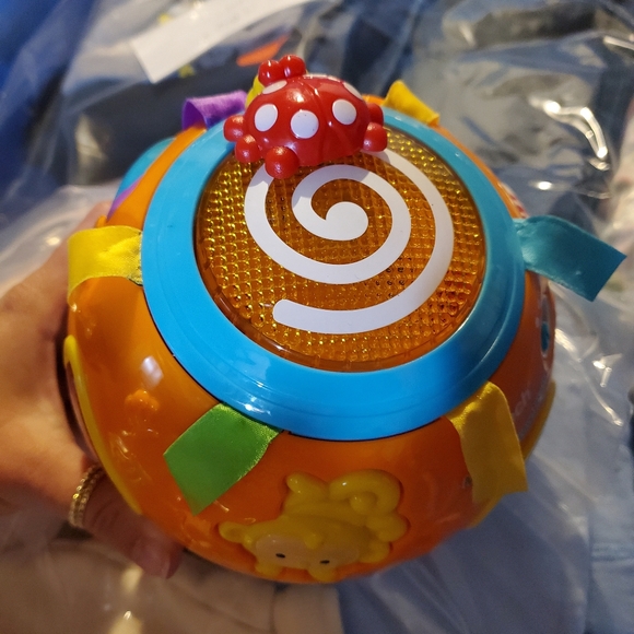 V Tech move and play ball - Picture 1 of 3